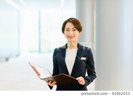 Female concierge greeted in the lobby Photo cooperation: LINK FOREST 91662033