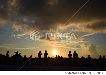 看日落的人的剪影 91662041
