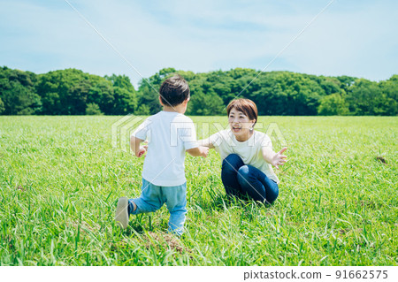 擁抱孩子的母親 擁抱孩子的母親 91662575