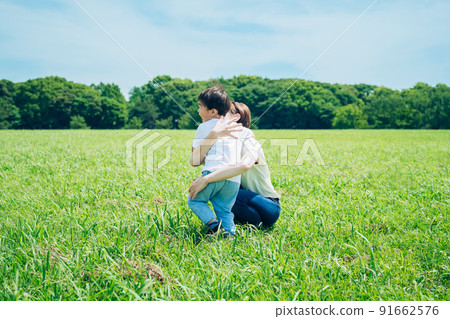 擁抱孩子的母親 擁抱孩子的母親 91662576