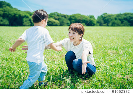 擁抱孩子的母親 擁抱孩子的母親 91662582