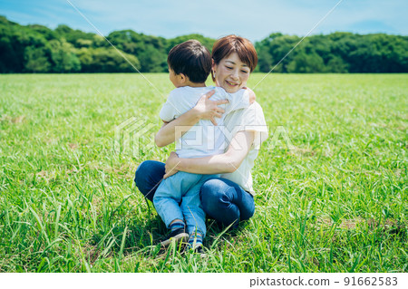 擁抱孩子的母親 擁抱孩子的母親 91662583