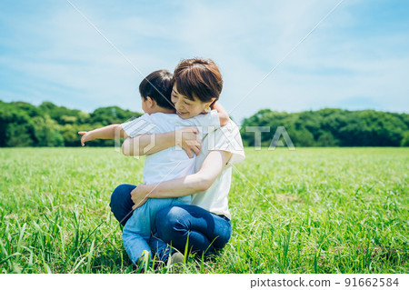 擁抱孩子的母親 擁抱孩子的母親 91662584