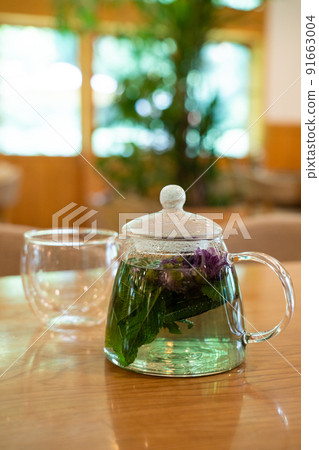 從生草藥中提取的熱涼茶 從生草藥中提取的熱涼茶 91663004