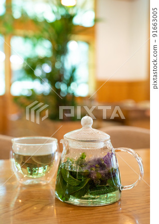 從生草藥中提取的熱涼茶 從生草藥中提取的熱涼茶 91663005