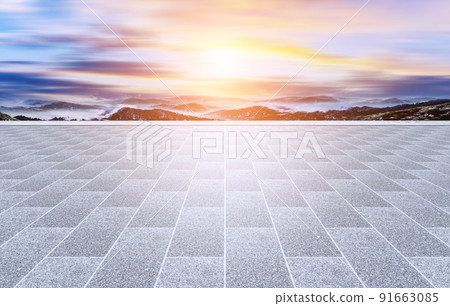 白晝藍天下無人磚地廣場與山脈天際線景觀 白晝藍天下無人磚地廣場與山脈天際線景觀 91663085