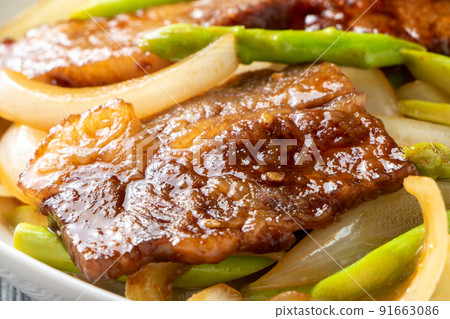 炒牛肉蘆筍起來。 91663086