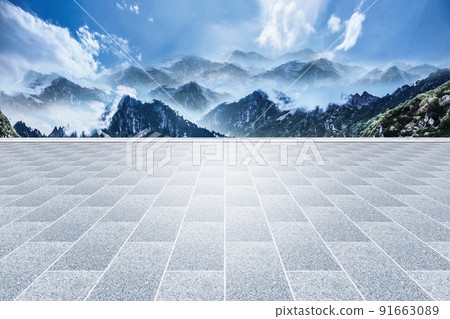 白晝藍天下無人磚地廣場與山脈天際線景觀 91663089