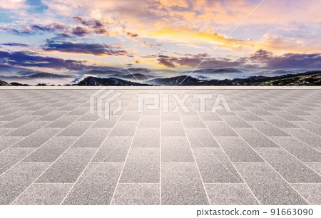 白晝藍天下無人磚地廣場與山脈天際線景觀 91663090