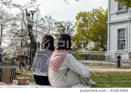 Young women watching cherry blossoms Young women watching cherry blossoms 91663968