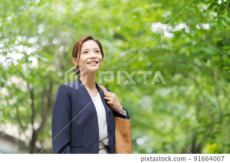 新鮮綠色的女商人 新鮮綠色的女商人 91664007