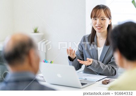 Sales consultation, explanation, will, inheritance, advancement, customer service, visitor, elderly couple meeting 91664332