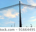 電線桿、藍天和白雲從下面向上看 91664495