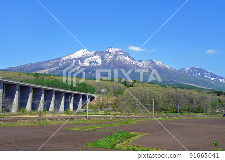 [Shinano Town, Nagano Prefecture] Mt. Myoko with residual snow * Taken on May 7, 2022 91665041