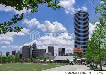 Ike Sun Park in Higashiikebukuro, Toshima-ku and the surrounding cityscape 91665797