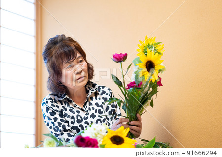 Senior women living flowers Senior women living flowers 91666294