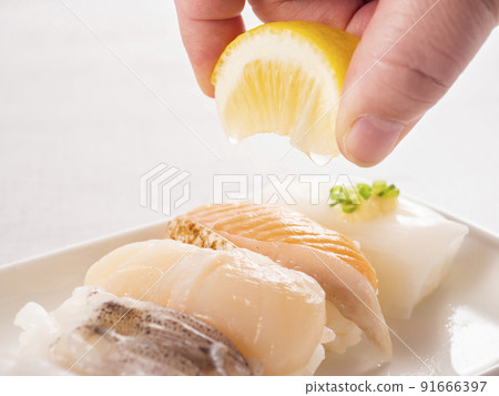 Squeeze lemon into nigiri sushi Squeeze lemon into nigiri sushi 91666397