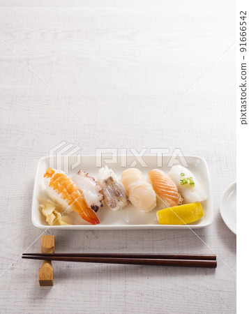 Nigiri sushi to eat with salt lemon Nigiri sushi to eat with salt lemon 91666542