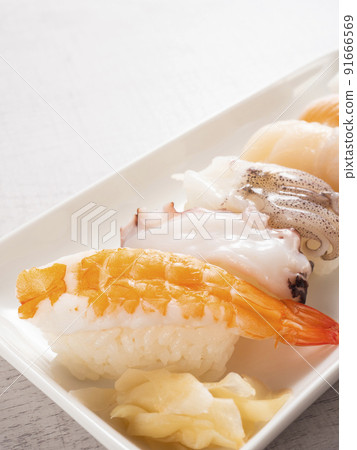 Nigiri sushi to eat with salt lemon Nigiri sushi to eat with salt lemon 91666569