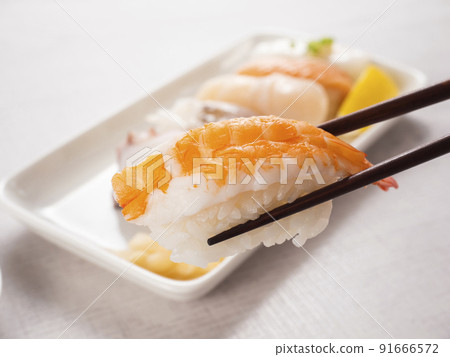 Nigiri sushi to eat with salt lemon Nigiri sushi to eat with salt lemon 91666572