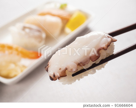 Nigiri sushi to eat with salt lemon 91666604