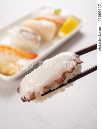 Nigiri sushi to eat with salt lemon Nigiri sushi to eat with salt lemon 91666607