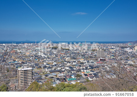 【從瀧宮公園第一展望台眺望新居浜市】愛媛縣新居浜市西野井町土井町 91667058