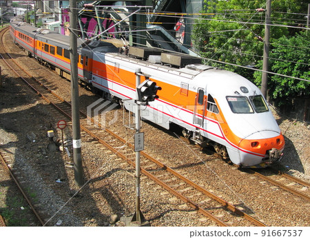 South African E1000 towed "Tze-chiang" passing (Taiwan) South African E1000 towed "Tze-chiang" passing (Taiwan) 91667537
