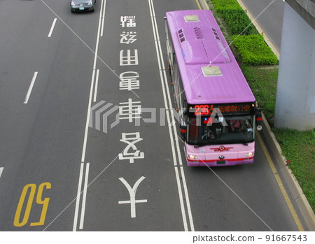 Taiwanese roads, bus lanes (overlooking from the pedestrian bridge) 91667543