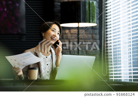 商務女性辦公室筆記本電腦智能手機 商務女性辦公室筆記本電腦智能手機 91668124