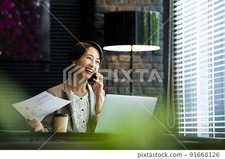 商務女性辦公室筆記本電腦智能手機 商務女性辦公室筆記本電腦智能手機 91668126