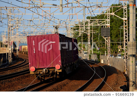運行在三洋本線的集裝箱貨運列車 91669139