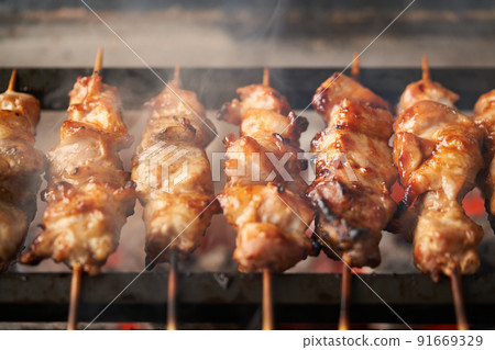 在木炭上烤烤雞肉串（桃子） 91669329