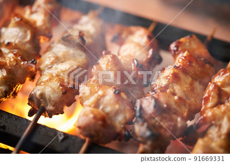 Bake yakitori over charcoal (peach) 91669331