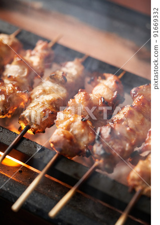 Bake yakitori over charcoal (peach) 91669332