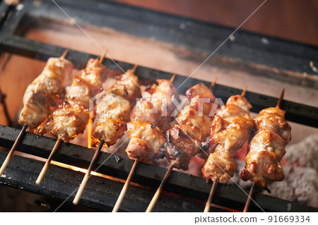 在木炭上烤烤雞肉串（桃子） 91669334