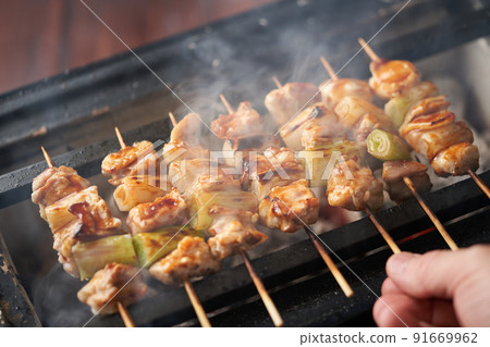 Bake yakitori over charcoal (Negima) 91669962