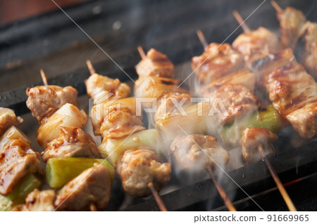 Bake yakitori over charcoal (Negima) Bake yakitori over charcoal (Negima) 91669965
