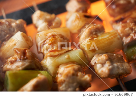 Bake yakitori over charcoal (Negima) Bake yakitori over charcoal (Negima) 91669967
