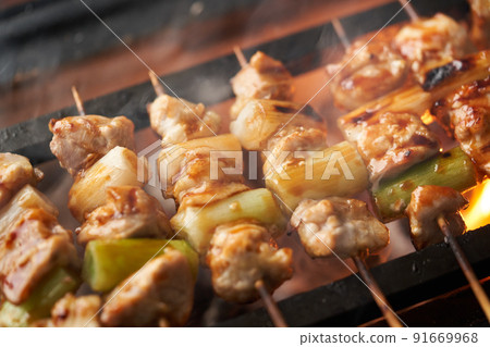 在木炭上烤烤雞肉串(Negima) 在木炭上烤烤雞肉串(Negima) 91669968
