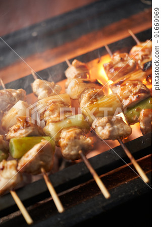 在木炭上烤烤雞肉串（Negima） 91669969