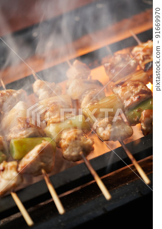 在木炭上烤烤雞肉串（Negima） 91669970