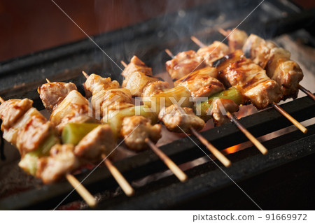 Bake yakitori over charcoal (Negima) Bake yakitori over charcoal (Negima) 91669972