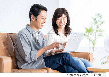Couple / Family / Couple / Living / Lifestyle 91670135