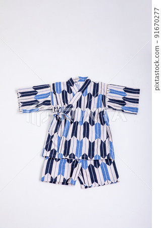 金杯，掛在白牆上的孩子，和服 91670277