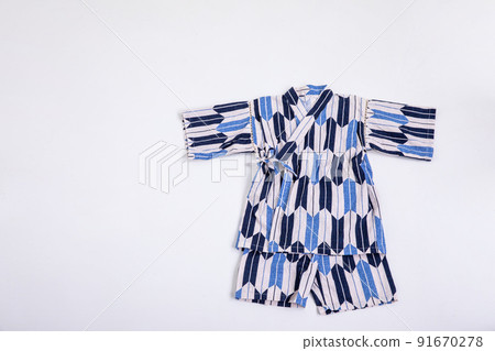 金杯,掛在白牆上的孩子,和服 金杯,掛在白牆上的孩子,和服 91670278