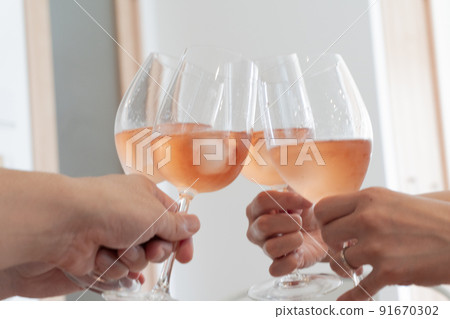 用酒杯敬酒的圖片 91670302