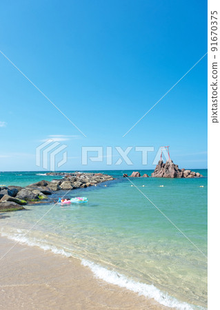 Beach of the Sea of Japan (Tottori Prefecture Hawaii beach) 91670375