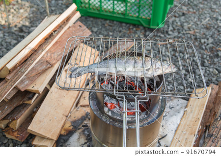 [Minimum solo camp at the auto campsite, grilled trout with ember] 91670794