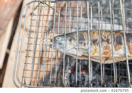 [Minimum solo camp at the auto campsite, grilled trout with ember] 91670795